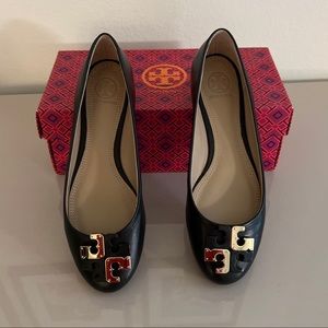 Leather and golden double-T logo at round toe.Leather lining and footbed